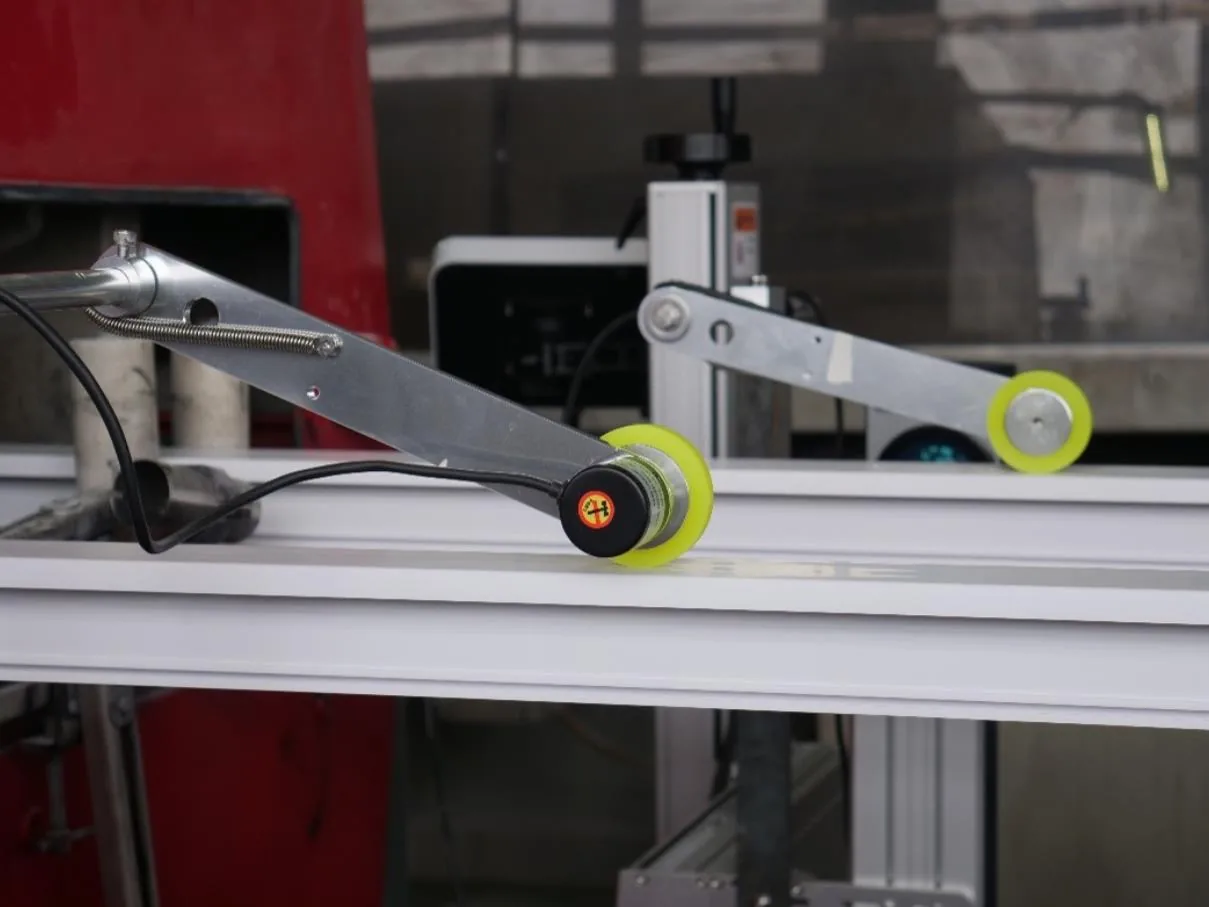 Measuring rollers track profile speed to synchronise marking