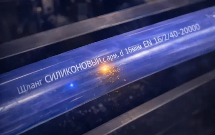 A silicone hose laser-engraved with the marking “Silicone hose, reinforced, d 16 mm, EN 16/2/40-20000”